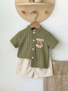 SHEIN Playful Pals 6-36个月婴幼儿两件套，男女宝宝通用卡其色条纹小熊印花短袖衬衫+纯色弹力腰短裤，适合春夏日常休闲穿着及度假。 - 軍綠色 - 查看 3
