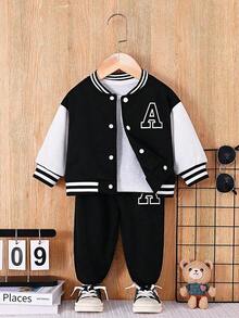 SHEIN Playful Pals 2 piezas Chaqueta de béisbol casual con cierre de botón para niños pequeños, conjunto con estampado de letras y pantalones con estampado de letras - Negro - Ver 5