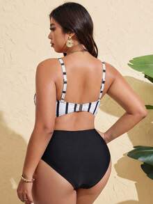 SHEIN Swim Curve 加大码女式连体粉色花卉印花深V领可调节系带简约可爱泳衣，适合海滩和泳池 - 黑與白 - 查看 2