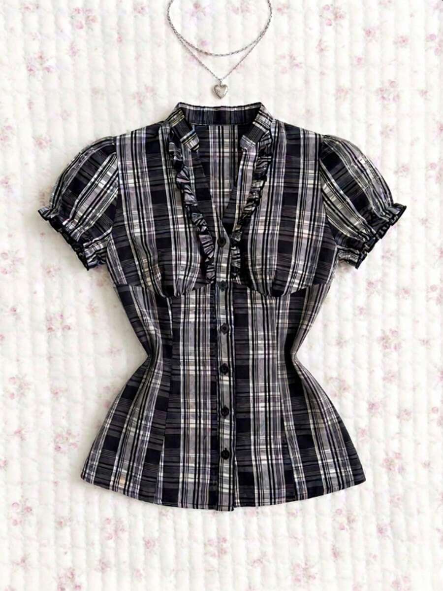 SHEIN X Scot Louie Elamini 女士格子衬衫 女士短袖格子荷叶边修身衬衫 格子上衣 女士衬衫 女士短袖上衣 短袖格子衬衫 - 黑色 - 查看 1