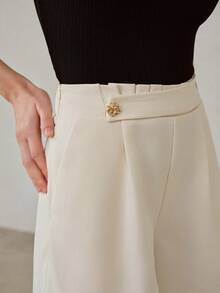 MOTF PREMIUM Quần short nữ màu trơn, xếp ly, có khuy trang trí, kiểu dáng thanh lịch công sở. - Màu be - Xem 5