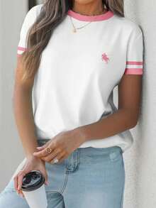 SHEIN LUNE 休闲简约粉色撞色条纹小马标志印花圆领宽松短袖T恤，适合春夏穿着 - 彩色 - 查看 3