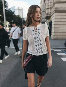 Nöista 纹理针织上衣，中央饰有几何图案，短款荷叶边袖，系带领口。休闲装，适合春季、夏季和海滩穿着。 - 米色 - 查看 5