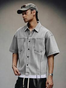 Manfinity Homme Camisa casual de manga corta de mezclilla gris holgada con rayas, moda callejera para hombres - Gris - Ver 4