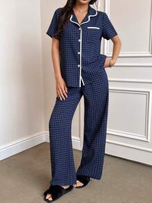 Dream Adore Bộ đồ ngủ ngắn tay và quần họa tiết kẻ sọc nổi bật với viền tương phản, chất liệu vải họa tiết bong bóng, kiểu dáng rộng rãi thoải mái. - Màu xanh hải quân - Xem 4