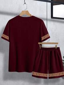 Manfinity Homme 经典百搭红色男士短袖T恤短裤套装，金色“国王”图标袖口花卉设计，成熟酷炫街头风 - 彩色 - 查看 3