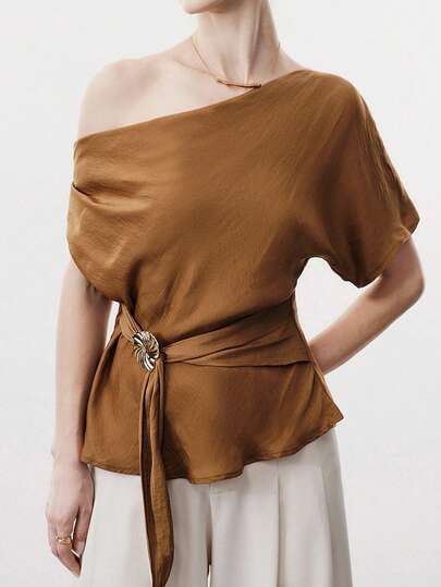 Aalyst 女士纯色不对称露肩短袖金属扣装饰衬衫，优雅法式复古正式办公通勤休闲度假下午茶街头风简约复古澳式休闲派对约会情人节波西米亚风春夏新款