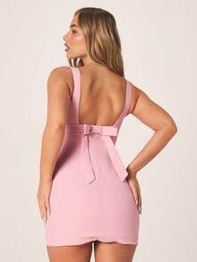 MISSGUIDED 粉色紧身迷你连衣裙，深V领口，后背系带设计，非常适合派对、鸡尾酒会、晚宴等场合。 - 粉色 - 查看 2