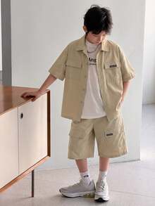 SHEIN Little Byeori 2件套儿童/青少年男童休闲韩版工装领短袖衬衫和纯色短裤套装，适合上学、花园、海滩、生日、春夏等场合。 - 駝色 - 查看 1