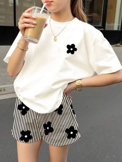 复古甜美黑白条纹迷你碎花印花涂鸦花卉图案少女休闲宽松圆领短袖T恤短裤两件套，适合春夏穿着