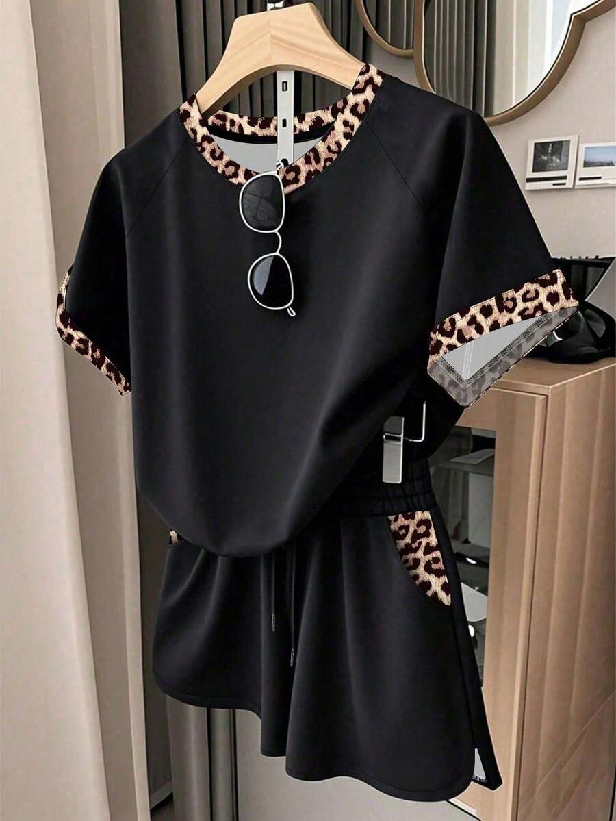 Bộ đồ thể thao tối giản màu đen dành cho nữ tuổi teen gồm áo thun tay raglan dáng rộng và quần short, họa tiết da báo phối màu tương phản sành điệu, phù hợp cho mùa xuân và mùa hè, thoải mái và dễ chịu khi mặc hàng ngày, thuộc dòng sản phẩm mùa hè mát mẻ, thiết yếu cho các cô gái tuổi teen, đồ không thể thiếu khi trở lại trường, trang phục cơ bản mùa hè cho nữ, phong cách Hàn Quốc mùa xuân và mùa hè, thời trang hàng ngày cho tuổi teen. - Màu Xám nhạt - Xem 1