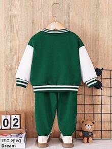 SHEIN Playful Pals 1 套男婴休闲字母印花棒球夹克，纽扣开合，字母印花松紧腰裤，柔软保暖内衬，适合秋季、春季和冬季穿着，适合日常场合 - 綠色 - 查看 2