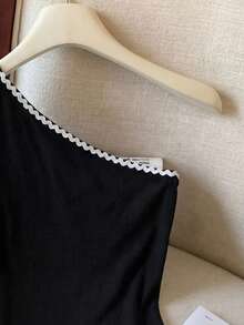 GlowEve 女士新款休闲通勤旅行上衣，纹理面料，不对称下摆，不对称肩部设计，撞色波浪纹缎带，适合女性在秋季、情人节、新年、节日、万圣节、圣诞节等场合穿着。 - 黑色 - 查看 5