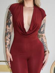 Arliah 性感纯色无袖深V露背连体裤 - 酒紅色 - 查看 3