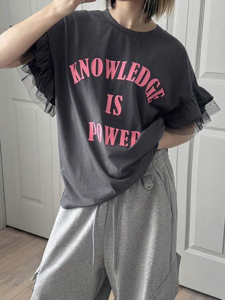 FRIFUL レディース ラウンドネック ノースリーブ メッシュパッチワーク ルーズTシャツ、ブライトカラーのレタープリントとフリルトリミングのグラフィックTシャツ - ブラック - 見る 3