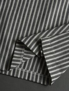 STYNVO Camisa de manga corta casual de hombre con rayas y parche con letra, para verano - Blanco y Negro - Ver 5