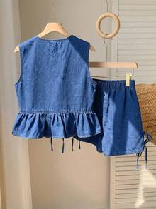 SHEIN Conjunto de 2 peças com top sem mangas de tecido lavado liso com bainha franzida e amarração frontal, com shorts de cintura elástica em Denim, adequado para primavera e verão boho, férias, temporada vintage, praia, mar, formatura elegante, macacão casual feminino, roupas de verão, roupas de primavera, roupas de praia femininas, roupas de férias femininas, look de Dia dos Namorados, look de formatura - Lavagem Média - Visão 2