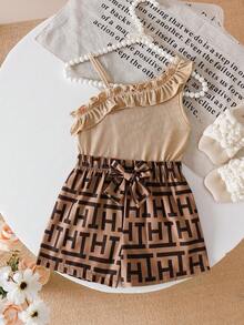 Bộ trang phục mùa hè cho bé gái, gồm áo lệch vai có bèo nhún và quần short in họa tiết hoa hình học. Điểm nhấn là chiếc nơ cùng màu ở eo, tạo nên vẻ ngoài ngọt ngào nhưng vẫn sành điệu cho những chuyến đi chơi năng động. - Màu Khaki - Xem 3
