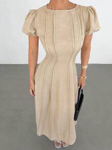 Siren Gaze Đầm midi màu be thanh lịch dành cho nữ với chi tiết tinh tế và tay áo ngắn phồng, cổ thuyền, dáng dài thướt tha. Đầm midi gân sọc thời trang dành cho nữ với cổ thuyền, tay áo phồng và gấu xòe, thích hợp mặc hàng ngày. Đầm dài màu be, đầm dài thanh lịch, đầm tay phồng, đầm màu trung tính dành cho nữ, đầm mùa hè. - Màu be - Xem 3