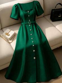 Elenzga Đầm ngắn tay cổ bèo nhún dáng chữ A thắt eo bằng vải thanh lịch dành cho nữ cỡ lớn, thích hợp cho công sở, đi làm, hẹn hò, đi chơi, phong cách cổ điển, lễ tốt nghiệp, ngày lễ, Ngày Valentine, lễ hội âm nhạc, Ngày của Mẹ, Halloween, Lễ Tạ ơn, Lễ Phục sinh, Ngày Quốc khánh, khiêu vũ, hẹn hò, tiệc tùng, đám cưới, hoạt động ngoài trời. Đầm cài nút, đầm midi, đầm xanh cho nữ, đầm thường ngày màu xanh lá cây cho nữ, đầm xanh lá cây kiểu dáng mới nhất cho nữ, đầm nữ trang phục trang trọng. - Màu xanh lá cây đậm - Xem 2