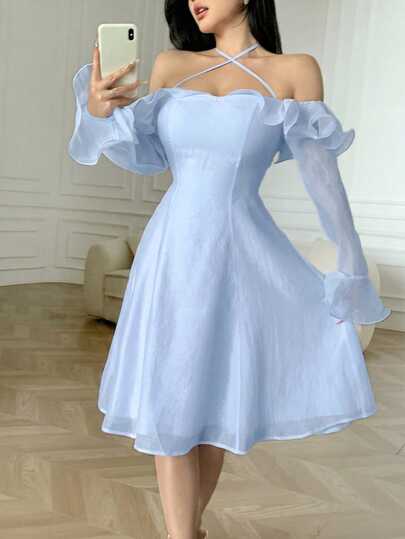 Feyla فستان قصير أنيق للنساء بياقة حلقية وأكمام جرس وكتف مكشوف بلون أحادي مع كشكشة