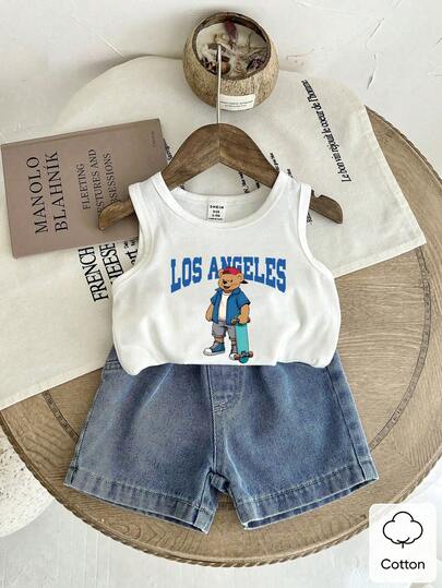 SHEIN 男宝宝两件套夏季套装，白色小熊印花背心搭配牛仔短裤，简约时尚，图案可爱，穿着舒适，适合外出，百搭各种场合，男宝宝日常穿搭