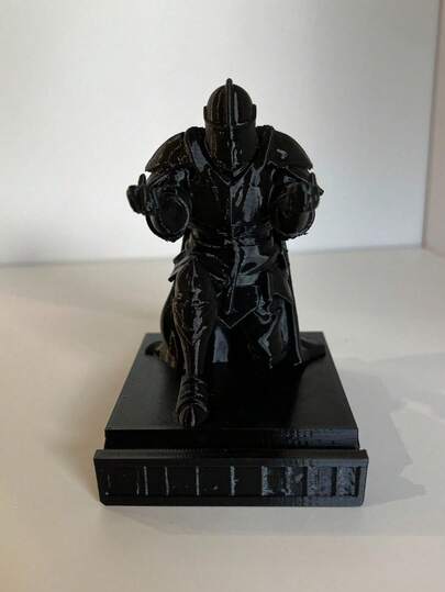 1pc Knight Pen Holder: A Striking Sculptural Piece That Brings An Epic Sense Of Fantasy To Your Desk. Depicting A Medieval Knight Presenting A Quill Like A Sword To His King, It Symbolizes Honor, Loyalty, And The Power Of The Written Word. Perfect For Those Who Appreciate Distinctive, Decorative Accents In An Office Or Study.