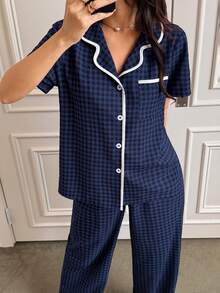 Dream Adore Bộ đồ ngủ ngắn tay và quần họa tiết kẻ sọc nổi bật với viền tương phản, chất liệu vải họa tiết bong bóng, kiểu dáng rộng rãi thoải mái. - Màu xanh hải quân - Xem 5