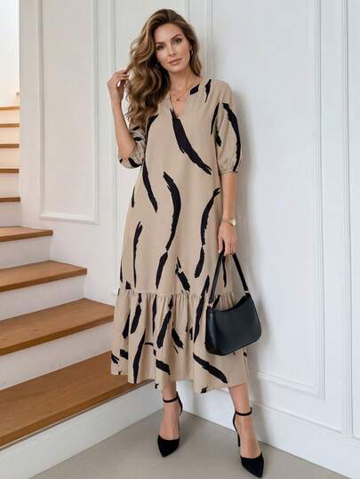 EMERY ROSE Vestido con cuello en pico, volantes en el bajo y estampado todo sobre en tallas grandes