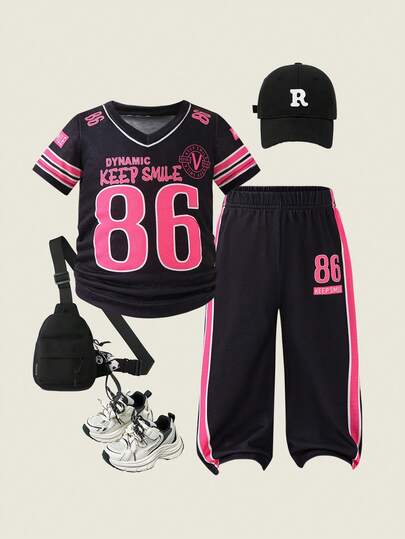 SHEIN 两件套女童运动休闲风套装，包括一件玫红色数字印花撞色V领短袖T恤和一条灰色印花长裤，适合日常穿着、观看比赛、街头风格。