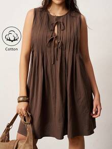 Enliva 大码女式纯色荷叶边系领优雅无袖迷你连衣裙，夏季连衣裙，棕色系腰连衣裙，派对度假休闲沙滩装，适合苹果型和圆润身材 - 棕色 - 查看 3