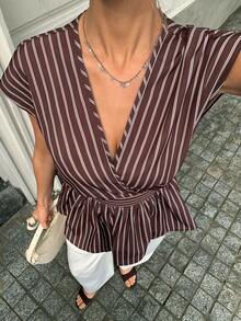 Elyressa 一位女士正在编织一件优雅的条纹夏季衬衫 - 棕色 - 查看 6