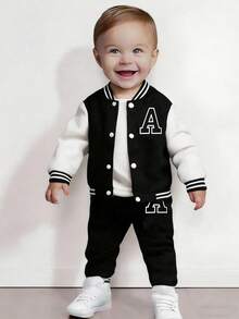 SHEIN Playful Pals 2 piezas Chaqueta de béisbol casual con cierre de botón para niños pequeños, conjunto con estampado de letras y pantalones con estampado de letras - Negro - Ver 4