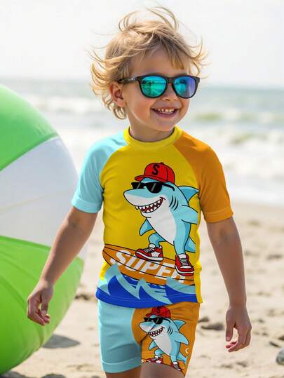 SHEIN 男童休闲度假风可爱卡通鲨鱼撞色短袖T恤和短裤泳装套装，适合夏季、海滩、度假、游泳
