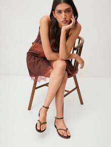 Nöista 巧克力棕色铆钉人字拖凉鞋，饰以古金色金字塔图案——大胆前卫的轮廓，适合节日风格、春季街头服饰或轻松的夏季宾客造型。 - 棕色Z - 查看 4