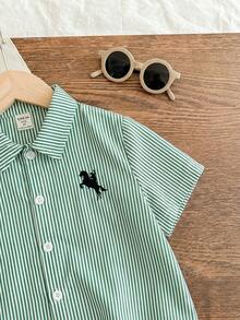 SHEIN Little Byeori 1 chiếc áo sơ mi ngắn tay cổ bẻ kẻ sọc phong cách casual college đơn giản, thời trang, thoải mái, tiện dụng và đa năng cho bé trai, set đồ đi học, phù hợp cho tiệc sinh nhật, tiệc tối, biểu diễn, đám cưới, lễ rửa tội, lễ khai giảng, mặc hàng ngày, đi học, đi du lịch, chơi thể thao, dùng cho mùa xuân và mùa hè - Màu xanh lá cây đậm - Xem 7
