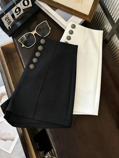 Uhlyne 法式极简黑色高腰超短裤，纽扣设计，适合夏季穿着，日常通勤、休闲、约会和浪漫场合。