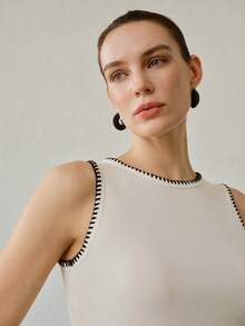 MOTF PREMIUM Atasan Tank Top Wanita Musim Panas Putih dengan Motif Rib Kontras, Elegan dan Serbaguna - Putih - View 5