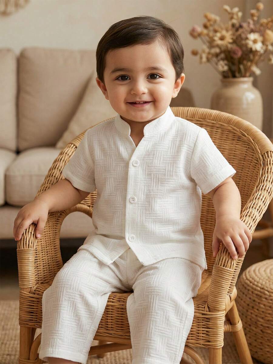 SHEIN Playful Pals 2件套男婴休闲舒适纹理面料宽松高领前开襟短袖衬衫和长裤,适合春、夏、秋季、外出、度假、日常生活、旅行、假日穿着。 - 白色 - 查看 1