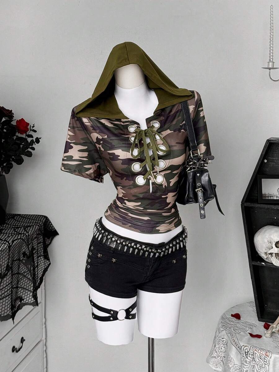 Sunspun Camisa ajustada de manga corta con capucha y cordón para mujer de talla grande con estampado de camuflaje - Multicolor - Ver 1