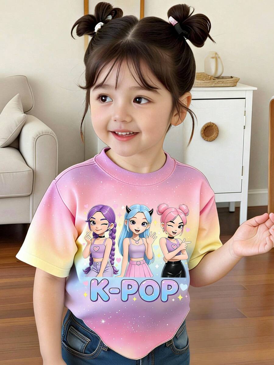 Camiseta básica casual feminina para primavera e verão, com estampa gráfica de personagens de grupos de garotas virtuais, corações, estrelas e letras em formato de slogan. Confortável para uso diário, ideal para primavera, verão e outono. - Multicolorido - Ver 1