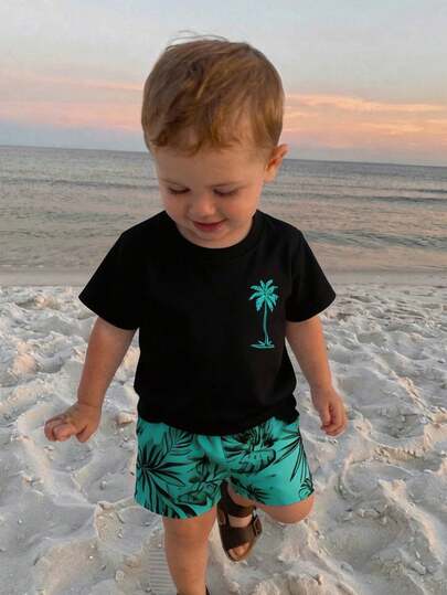 SHEIN Playful Pals Conjunto de 2 piezas casual de vacaciones para bebés niños, con camiseta de cuello redondo de punto con estampado minimalista clásico de vacaciones y pantalones cortos a juego, adecuado para primavera/verano, ropa de estar en casa, uso al aire libre, uso escolar, vacaciones