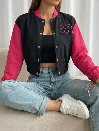 Chamarra bomber ligera estilo varsity para mujer, diseño juvenil, cierre de botones a presión, manga larga, detalles deportivos, prenda casual ideal para outfits urbanos y deportivos, corte corto, estilo rompevientos material liviano parche decorativo, cintura elástica, ideal para looks deportivos y urbanos