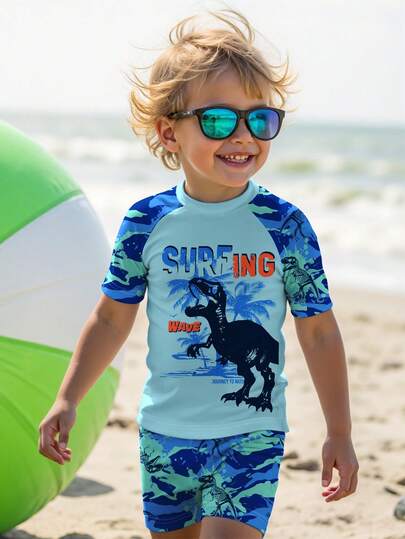 SHEIN Conjunto de bañador de estilo vacacional informal para niño pequeño, con estampado de árbol de coco, planta tropical, dinosaurio y camuflaje, compuesto por camiseta de manga corta y pantalón corto, adecuado para verano, playa, vacaciones y natación