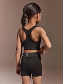 Bộ đồ thể thao màu đen dành cho bé gái, điểm nhấn là các viên pha lê nhiều màu sắc, gồm áo thể thao cổ cao và quần short cùng màu, được làm từ chất liệu co giãn cao, thân thiện với da, mang lại sự linh hoạt tối đa, hoàn hảo cho việc tập luyện thể dục dụng cụ, tập nhảy và diễn tập biểu diễn thể thao. - màu đen - Xem 3