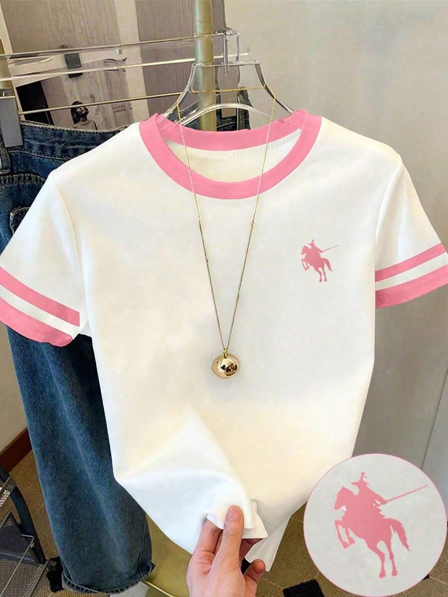 SHEIN LUNE 休闲简约粉色撞色条纹小马标志印花圆领宽松短袖T恤，适合春夏穿着 - 彩色 - 查看 1
