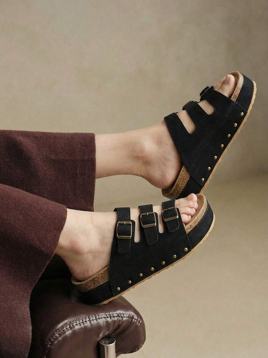 Sandal đế xuồng cao 6.5cm màu đen, đính đinh tán, thời trang và năng động với quai điều chỉnh được, thoải mái khi đi làm, đi học và đi chơi ngoài trời. - màu đen - Xem 1