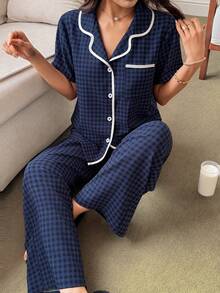 Dream Adore Bộ đồ ngủ ngắn tay và quần họa tiết kẻ sọc nổi bật với viền tương phản, chất liệu vải họa tiết bong bóng, kiểu dáng rộng rãi thoải mái. - Màu xanh hải quân - Xem 1