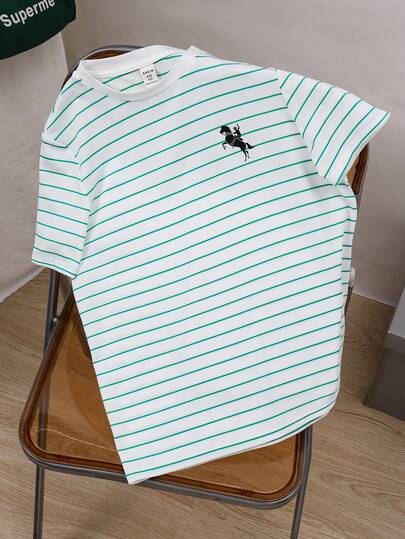 SHEIN 男童休闲宽松条纹小Logo印花圆领短袖T恤，适合通勤、上学、日常休闲、运动等多种场合，春夏皆宜。