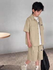 SHEIN Little Byeori 2件套儿童/青少年男童休闲韩版工装领短袖衬衫和纯色短裤套装，适合上学、花园、海滩、生日、春夏等场合。 - 駝色 - 查看 3